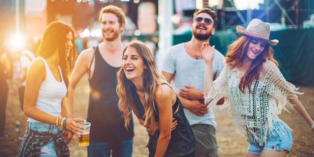 groupe-amis-festival-rires-soleil-heureux