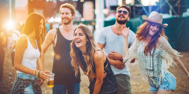 groupe-amis-festival-rires-soleil-heureux